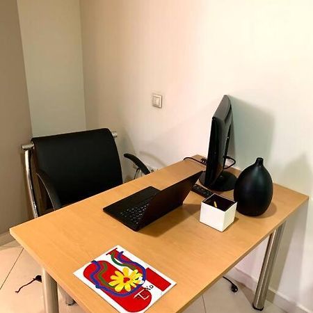 Spacious 4-Bedroom Family Home, 100M From Metro Athens Luaran gambar